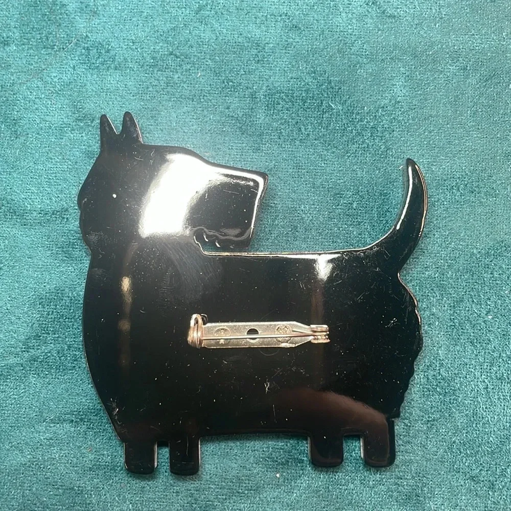 Dog with sweater acrylic brooch - Picture 3 of 4